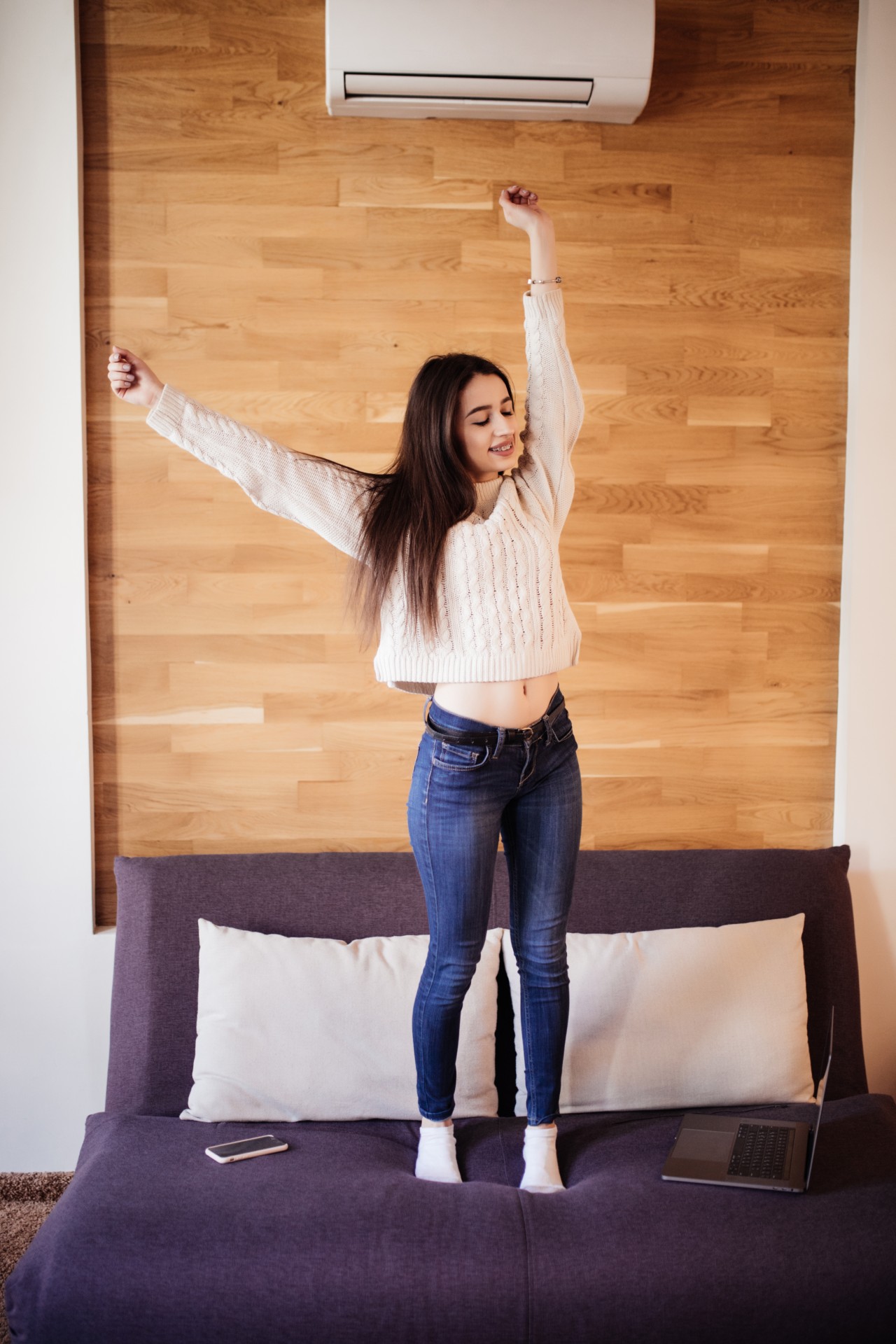 la-senora-feliz-sonriente-trabaja-en-casa-estirando-los-brazos-para-relajarse-despues-de-un-dia-duro